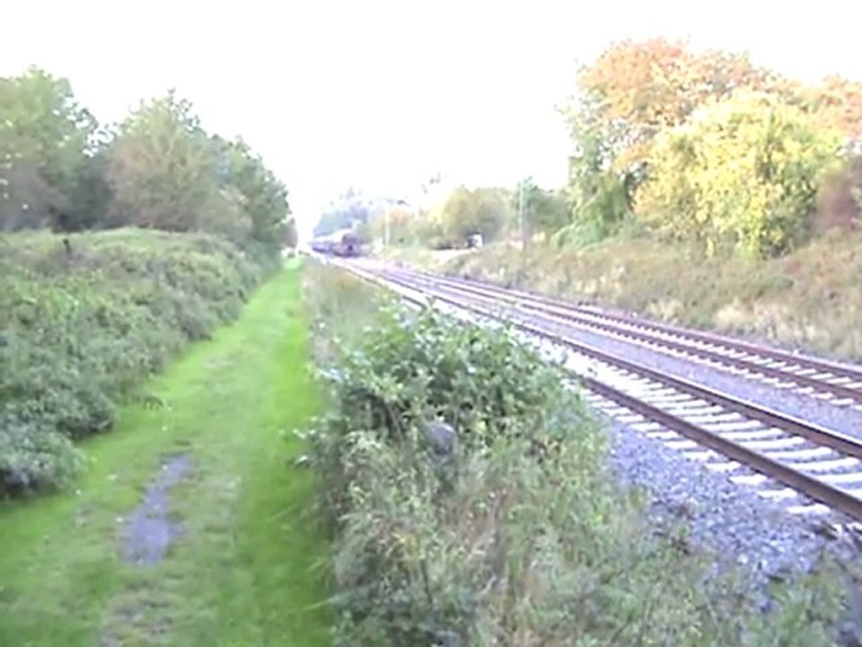 BR140 mit Schüttgutwagen Richtung Köln Bonn und BR110 mit Personen und  Autozug nach Süden