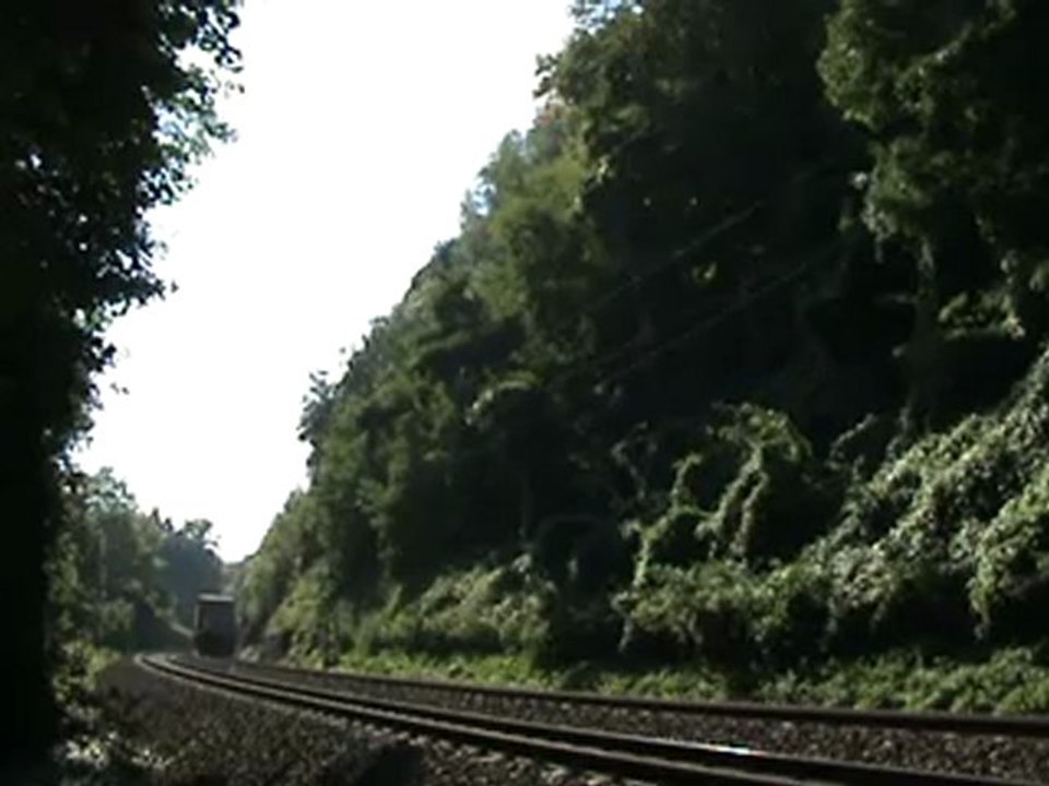 BR 185 mit Güterzug in Richtung Koblenz bei Rheinbreitbach