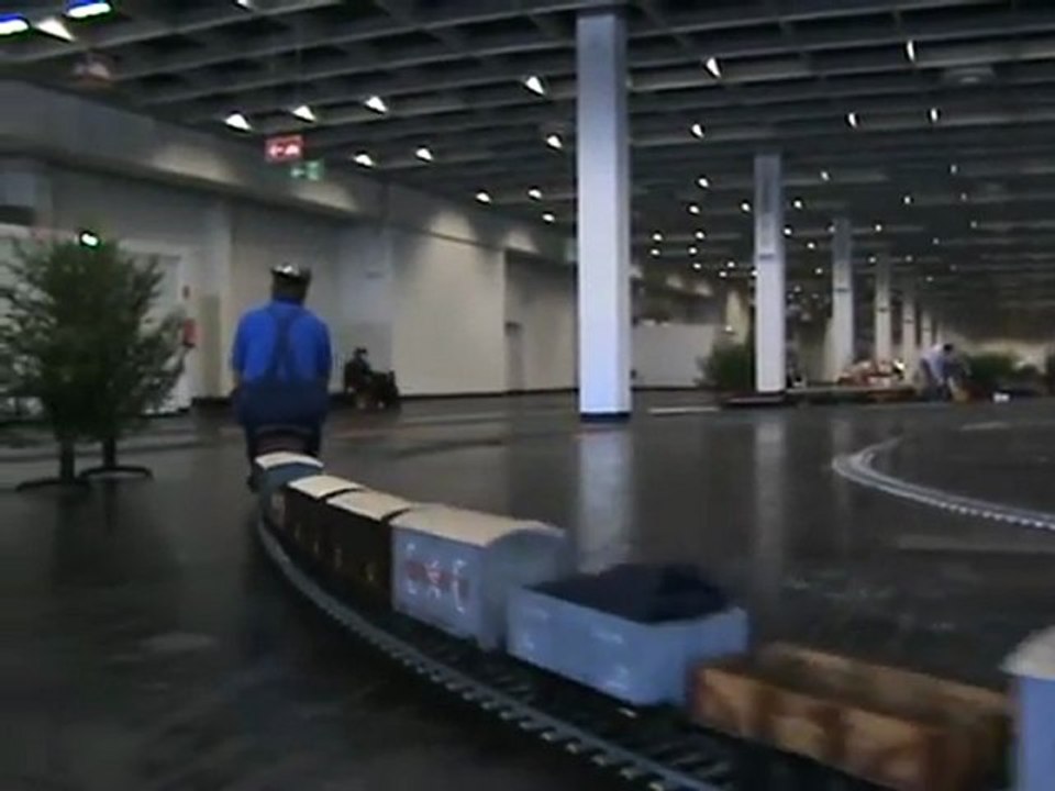 Livesteam Meeting Cologne 2008 A British steam engine and it´s female engineer is approaching!