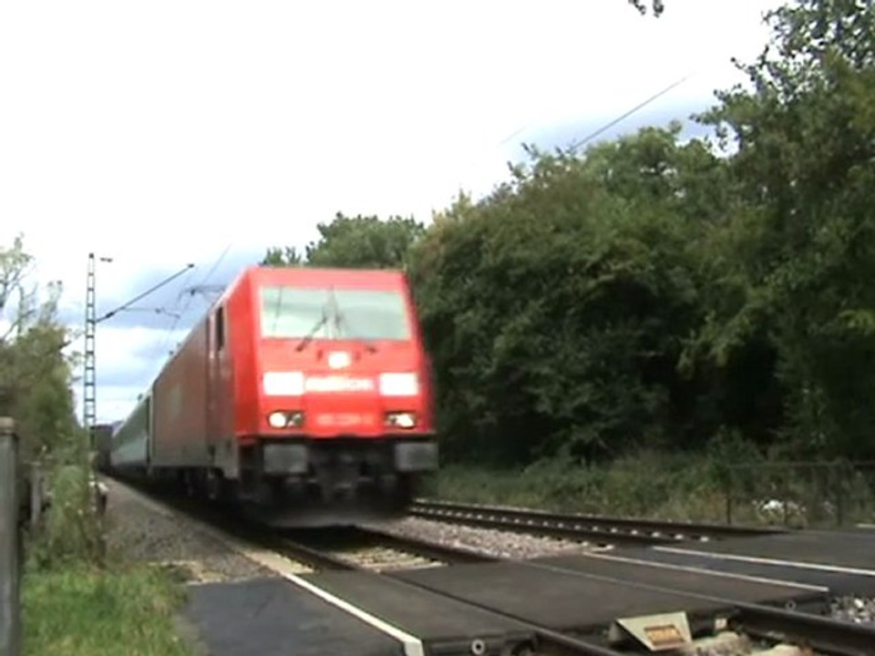 BR 185 mit Personenwagen, gedeckten Wagen und Schüttgutwagen nach Süden
