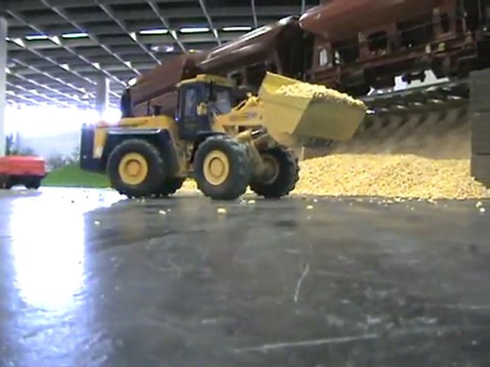 Echtdampftreffen Köln 2008 Hanomag Bagger schaufelt das per Bahn angelieferte Schüttgut in den Silobefüllungsmechanismus