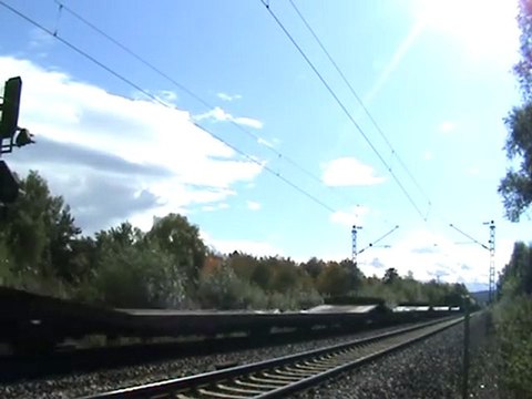 BR 185 in Doppeltraktion vor Güterzug Richtung Köln-Bonn bei Rheinbreitbach