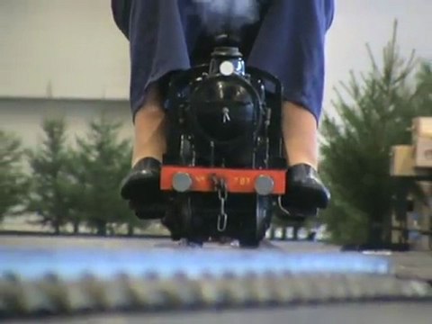 Livesteam Meeting Cologne 2008 A female British Engineer and her Steamloco are approaching.MPG