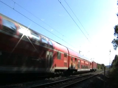 BR143 schiebt Dostos von Linz am Rhein nach Bad Honnef bei Rheinbreitbach