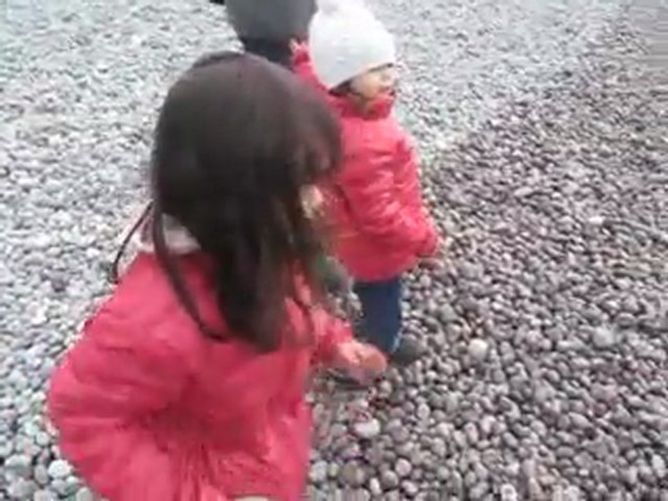 石なげ、波遊び
