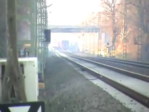 BR151 in Doppeltraktion vor Schüttgutwagenzug Richtung Köln und BR185 mit Kesselwagenzug Richtung Bonn bei Bornheim