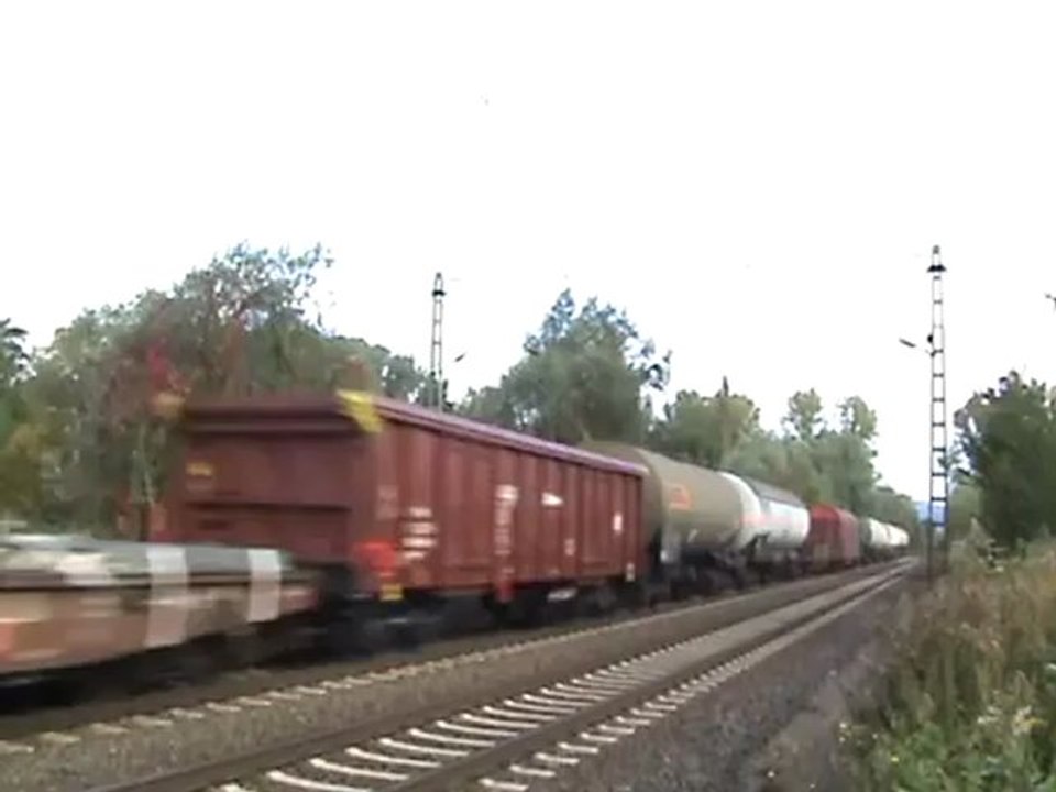 BR185 mit Flachwagen Kesselwagen gedeckten Güterwagen und Schüttgutwagen
