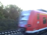 BR425 von Bad Honnef nach Linz am Rhein beim Rheinbreitbacher Bahnübergang