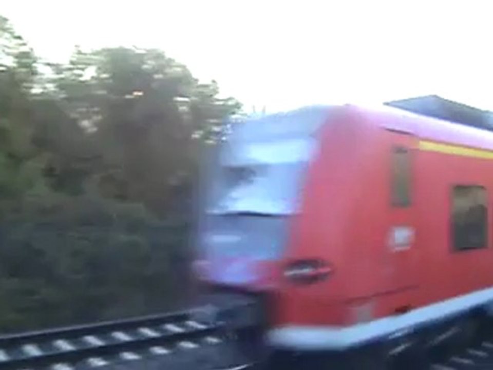 BR425 von Bad Honnef nach Linz am Rhein beim Rheinbreitbacher Bahnübergang
