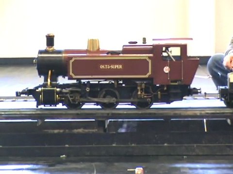 Echtdampfhallentreffen EDHT Köln 2008 Eine Dampflok fährt auf das Abschlackgleis und entschlackt während andere Loks munter duch die Gegend fahren