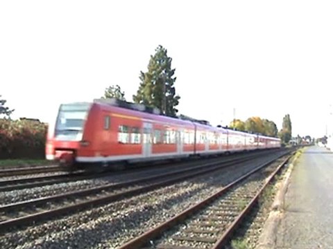 BR152 der schweizer Firma Crossrail nach Süden und BR425 nach Köln