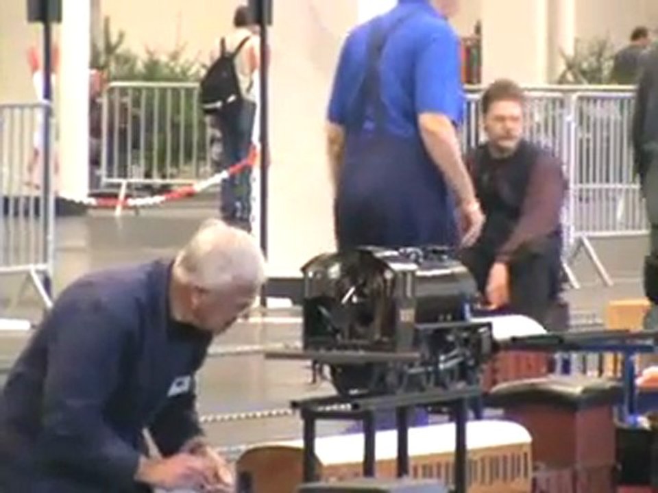 Echtdampfhallentreffen EDHT Köln 2008 Eine Köf fährt auf´s Hauptgleis und eine E69 fährt vorbei