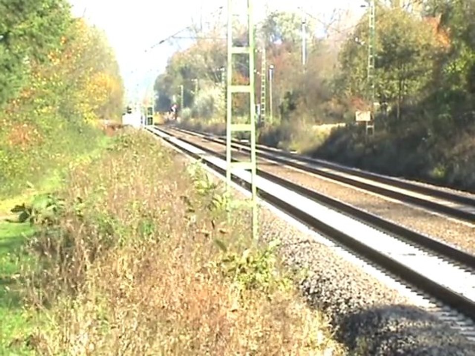 V200 grün Reuschling Brohltalbahn Richtung Köln-Bonn mit Aluminiumbarrenzug