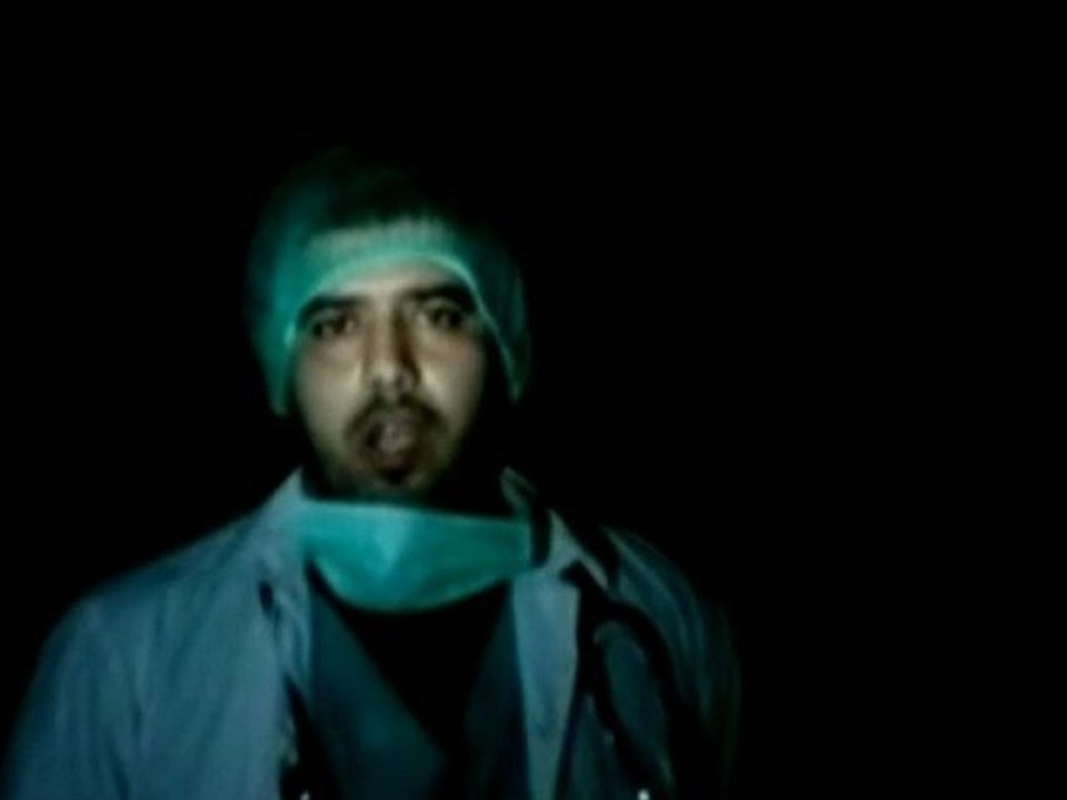 Syrian activists in Homs bury bodies of journalists