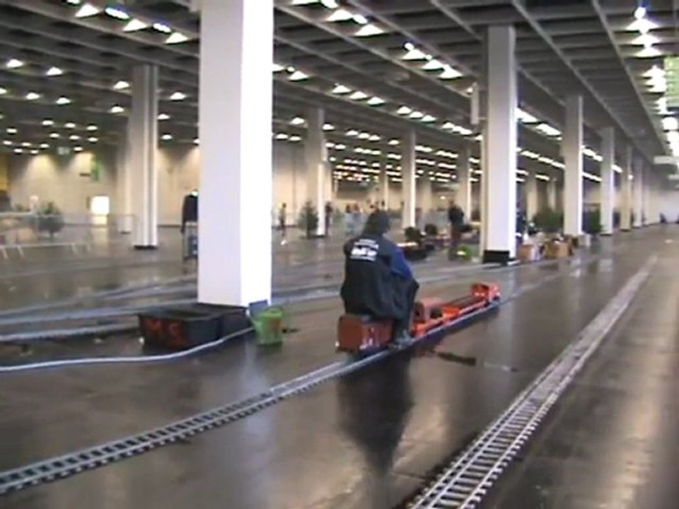 Echtdampfhallentreffen Köln 2008 Köf transportiert Gleisjoche und Dampfkessel