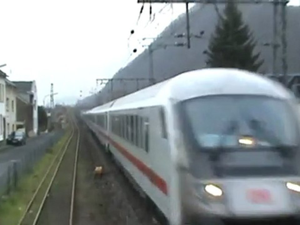 BR101 mit IC und Steuerwagen nach Bonn beim Bahnhof Brohl