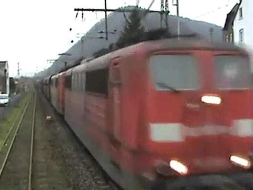 Triebwagen der Brohltalbahn,  BR151 in Doppeltraktion mit Erzwagen und Desiro begegnen sich