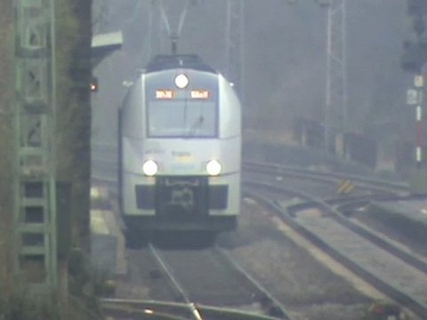 Der neue DESIRO ML TransRegio TR470 Richtung Köln-Deutz-Messe im Bhf Brohl