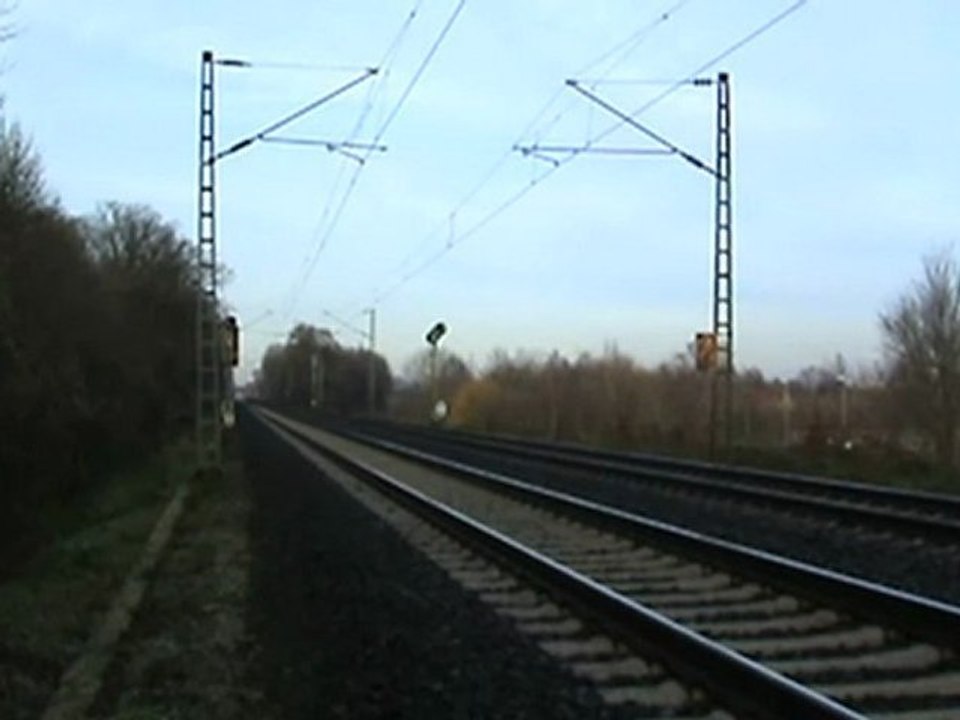 Steuerwagen Karlsruher Kopf wird von BR111 nach Köln geschoben bei Bornheim