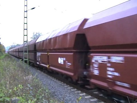 BR151 in Doppeltraktion mit langsamen Schüttgutwagenzug nach Koblenz bei Rheinbreitbach