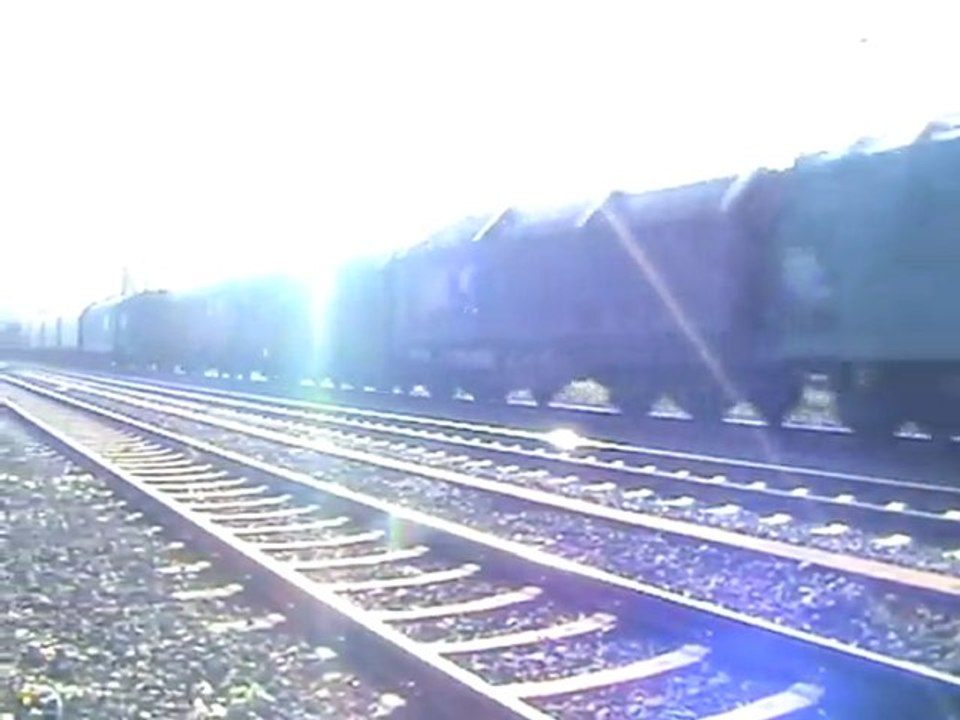 BR152 mit Schiebewandwagen und Rungenwagen bei Rheinbreitbach