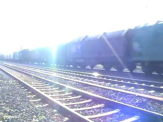 BR152 mit Schiebewandwagen und Rungenwagen bei Rheinbreitbach