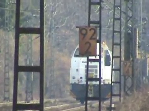 Zwei MaK Diesellokomotiven ohne Zug Richtung Koblenz bei Bonn Beuel Süd