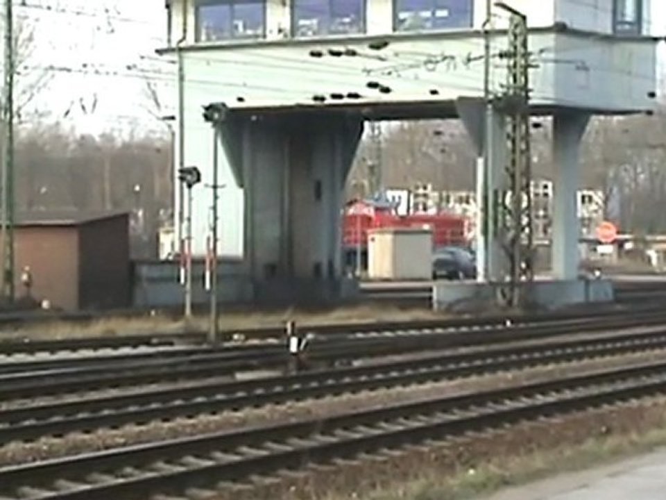 BR140 in Doppeltraktion beim Rbf Gremberg vor leerem Stahlrollenzug
