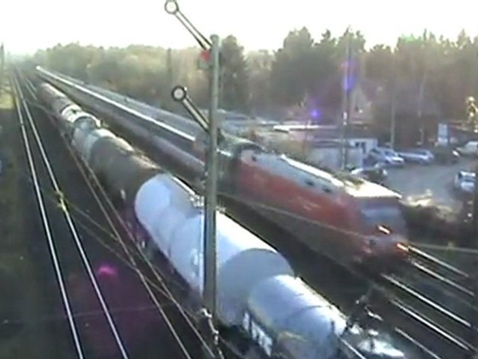 HGK Mak mit gemischtem Güterzug und BR101 mit schweizer Personenwagen beim Gbf Köln Eifeltor