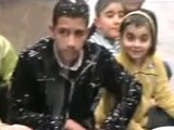 فري برس حمص باب السباع اطفال الحي تجمع الماء على طريقة الاجداد ابو بلال وعمر يرون مايعانون 29 2 2012