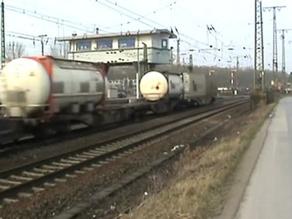 Lok der schweizer Cargo zieht Intermodalzug am Rbf Gremberg vorbei