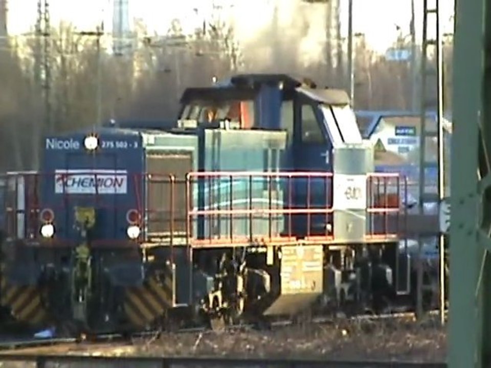 Chemion Mak BR275 Nicole mit Kesselwagenzug beim Bf Mülheim verläßt den Gbf Kalk Nord