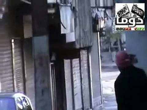 فري برس هجوم الأمن والشبيحة على التشييع منير رمضان دوما 1 3 2012 ج1