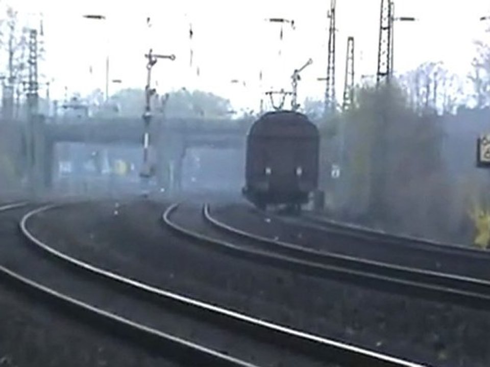 BR185 mit einem gedeckten Güterwagen von Rbf Gremberg nach Gbf Kalk Nord