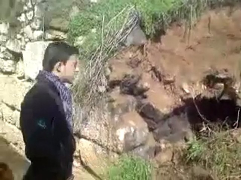 فري برس ادلب حاس اثار القصف بين المنازل 1 3 2012