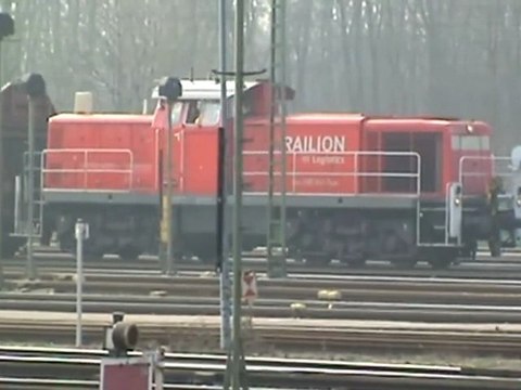 BR294 schiebt Güterzug Richtung Abrollberg im Rbf Gremberg