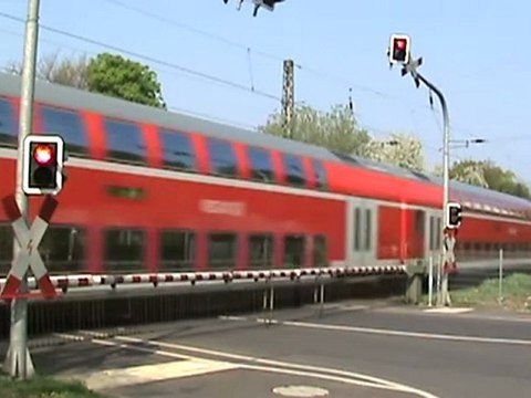 BR155 nach Koblenz und BR146 nach Bonn Hbf beim Bahnübergang Bonn Gronau