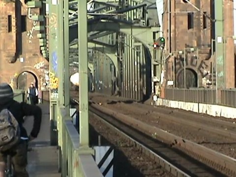 BR189 mit gemischtem Güterzug auf der Südbrücke nach Gbf Bonntor