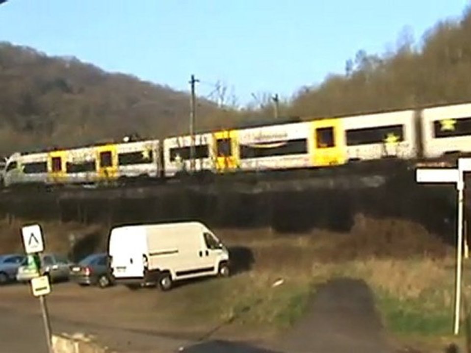 BR460 Desiro der Mittelrheinbahn am Rhein von Remagen Richtung Bonn