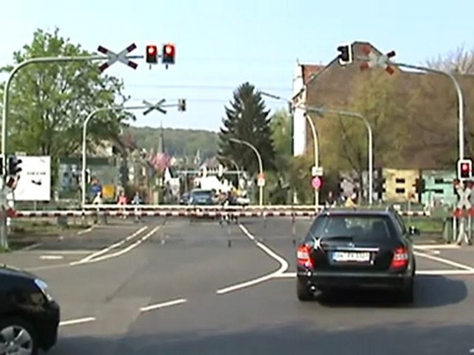 BR152 in Bonn mit Schüttgutwagen nach Köln und BR146 mit Dostos nach Koblenz