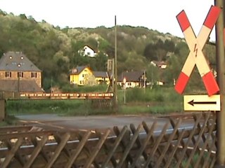 BR425 und Vossloh G2000 in Unkel mit Bauzug Richtung Koblenz