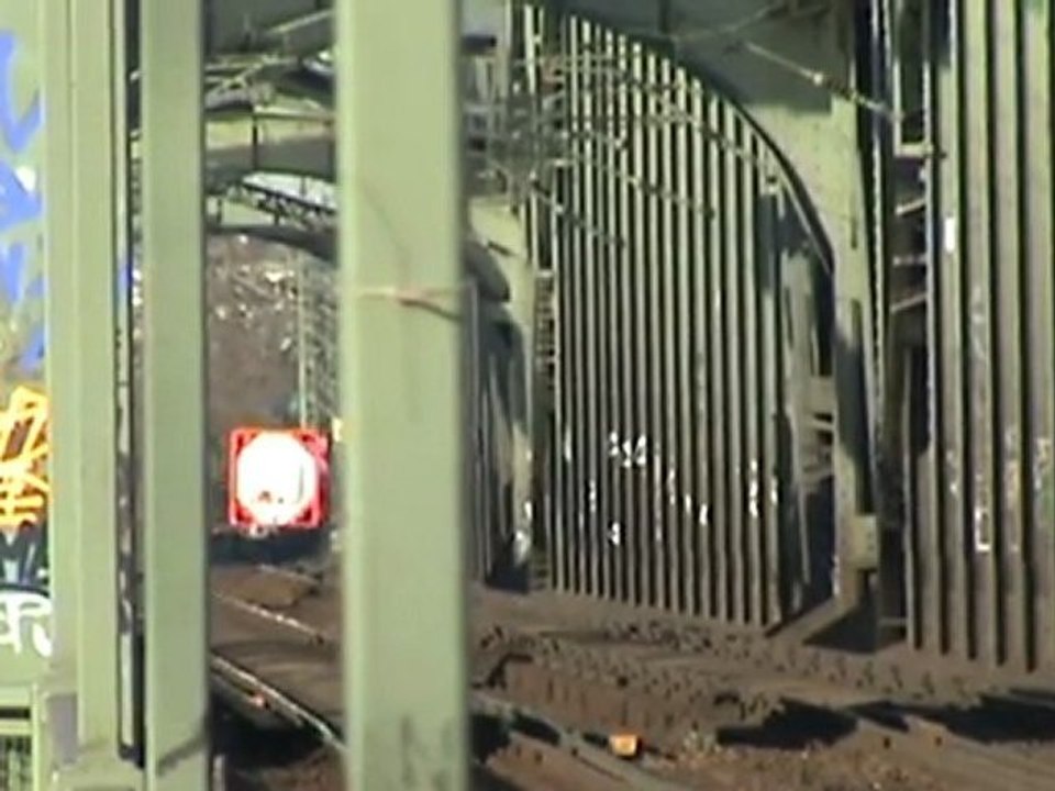 Ein Blimp, eine BR155 mit gemischtem Güterzug und die Südbrücke