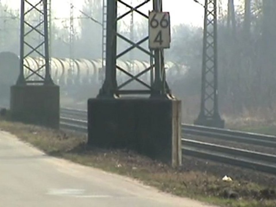 BR185 Rail4Chem mit Schüttgutwagenzug beim Rbf Gremberg nach Norden und Kesselwagenzug nach Süden