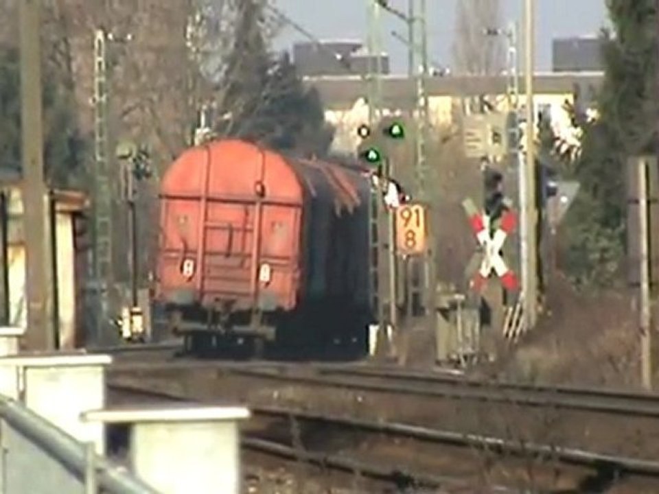 BR294 mit drei gedeckten Güterwagen kurz vorm Bf Bonn Beuel