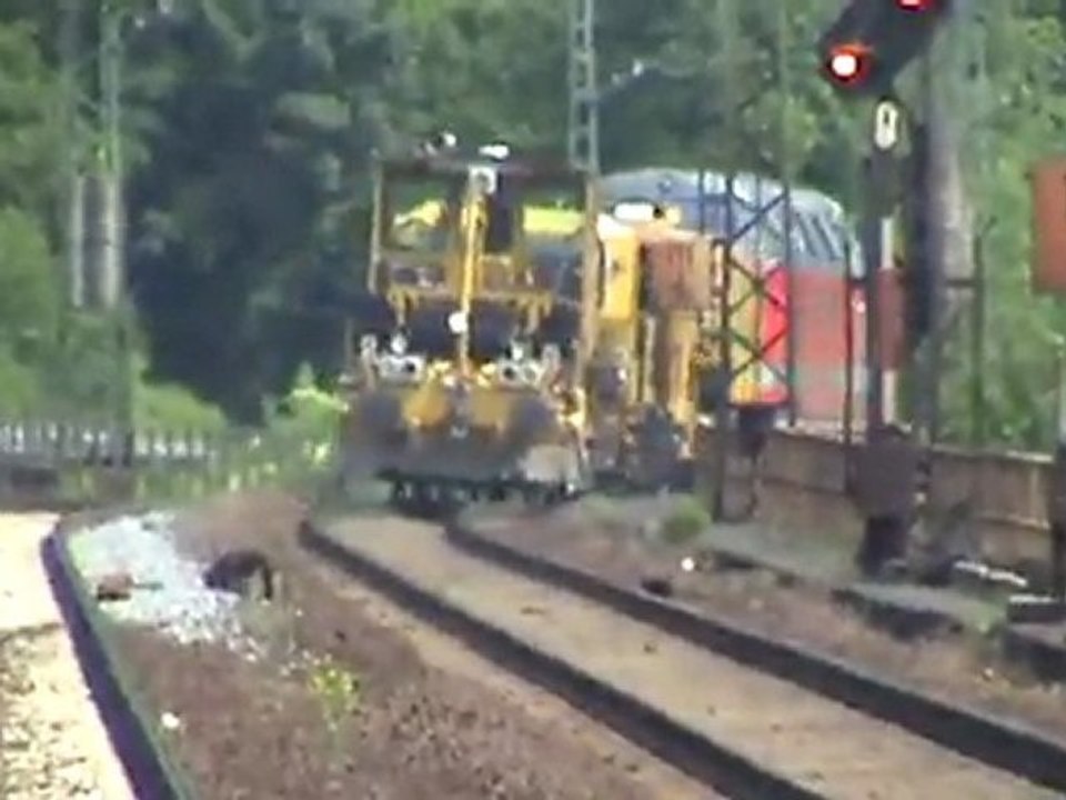 BR118 der Firma Adam bei Erpel mit Bauzug Richtung Koblenz