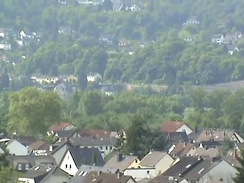 Über den Rhein hinweg gefilmte BR146 mit Dostos trifft im Bf Remagen ein