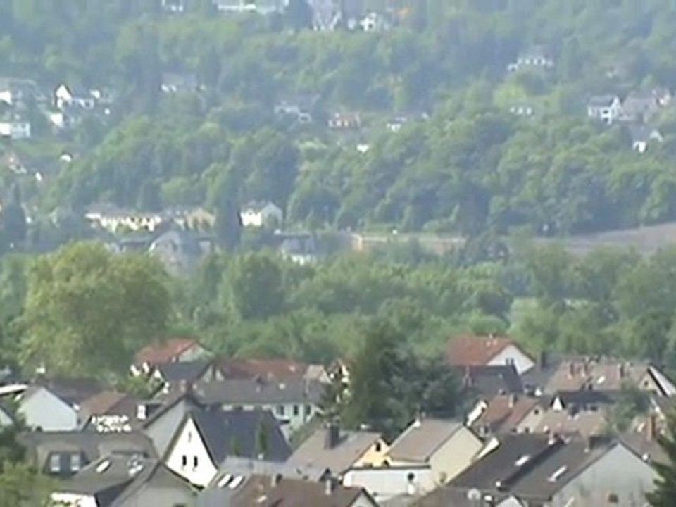 Über den Rhein hinweg gefilmte BR146 mit Dostos trifft im Bf Remagen ein