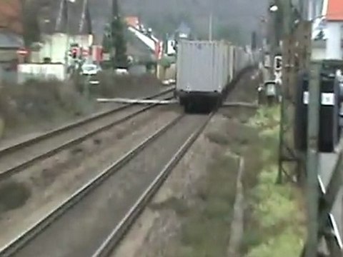 BR185 mit Intermodalzug von Crossrail beim Bf Brohl von Koblenz nach Bonn Köln