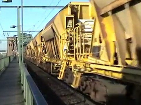 BR294 mit Schotterzug von Gbf Köln Bonntor über die Südbrücke nach Rbf Köln Gremberg