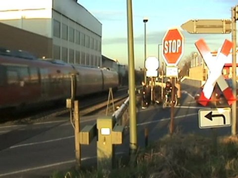 Bahnübergang am Weck Werk in Bonn Duisdorf mit Talent BR644 nach Euskirchen